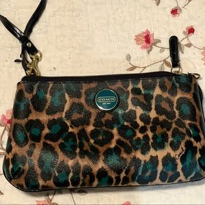 Wristlet purse